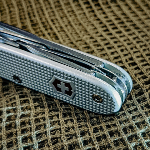 Shown is a custom Alox Pioneer X (in 93 mm) by Robert Lessard, with a small but crucial detail change from the factory model.