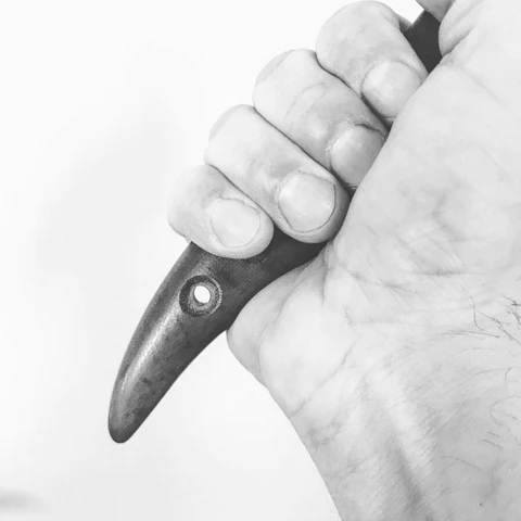 It can be used as a Kubaton also in hammer grip or reverse grip