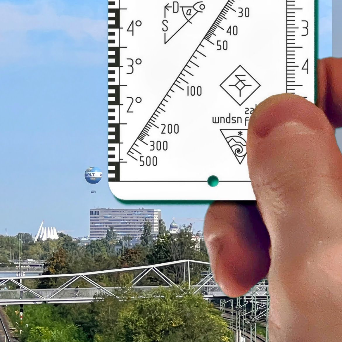 Using the Telemeter for sighting yields an angular size of about 0.35°.